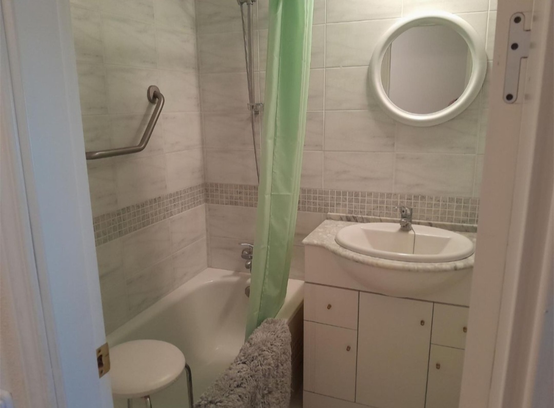 Vivienda en urbanización privada con piscina, garaje y excelentes vistas al mar y montaña