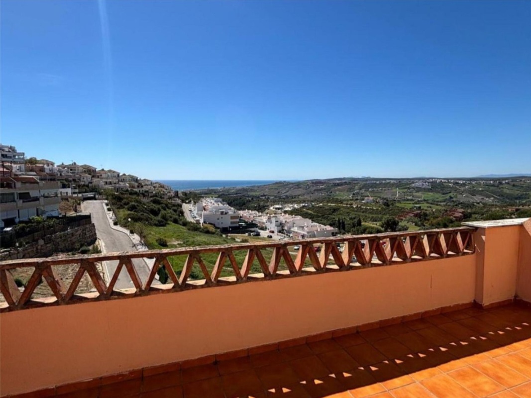 Espectacular ático con vistas panorámicas al mar y la montaña en Hacienda de Casares