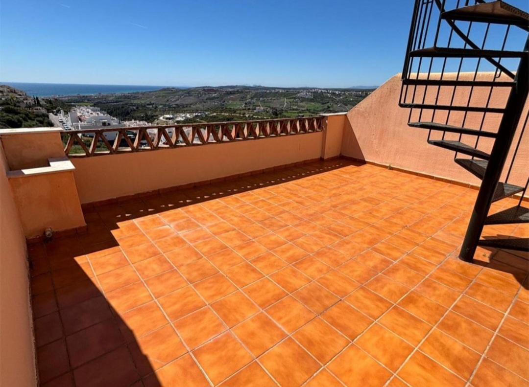 Espectacular ático con vistas panorámicas al mar y la montaña en Hacienda de Casares