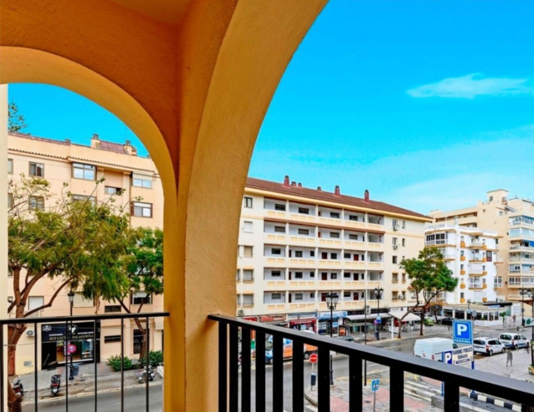 Espectacular piso de 3 dormitorios con licencia turística a 200 m de la playa – Fuengirola centro