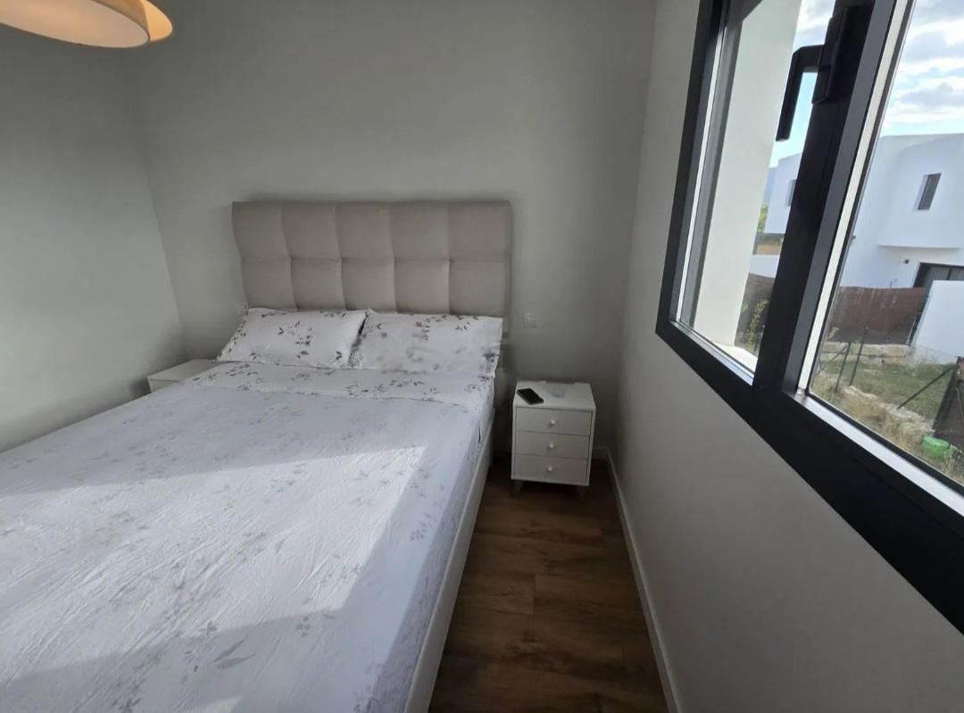 Pareado seminuevo en Alhaurin de la Torre con sótano, piscina y acabados impecables