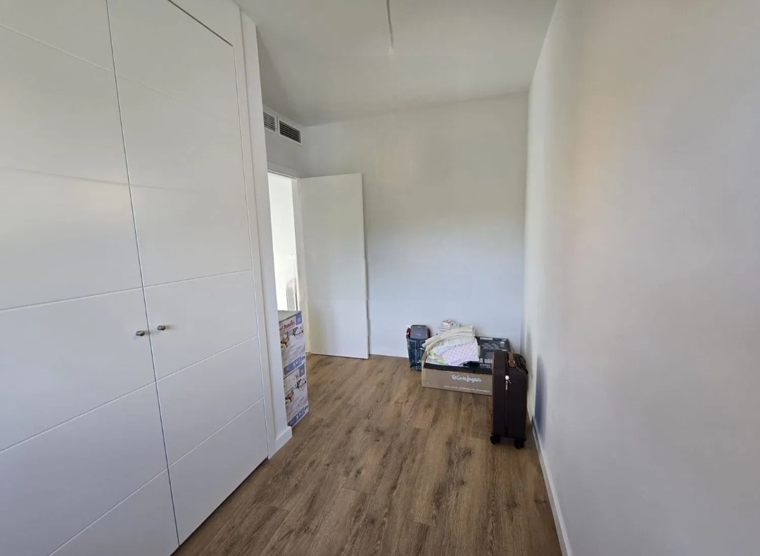 Pareado seminuevo en Alhaurin de la Torre con sótano, piscina y acabados impecables
