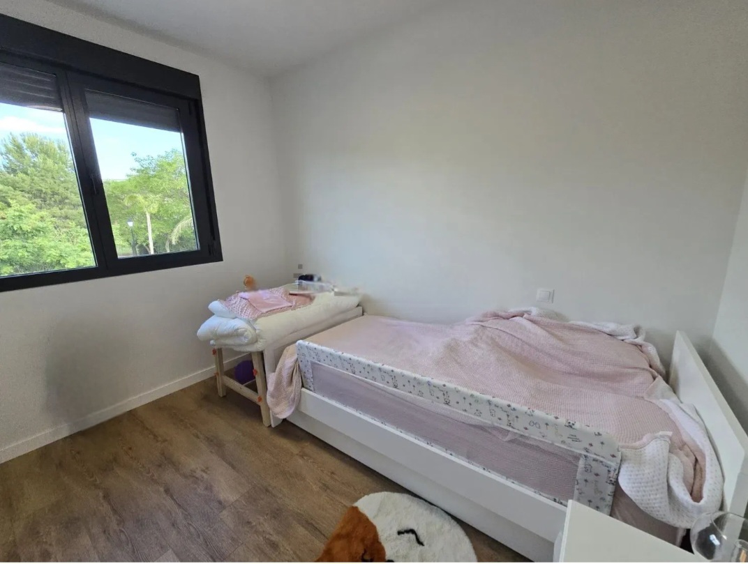Pareado seminuevo en Alhaurin de la Torre con sótano, piscina y acabados impecables