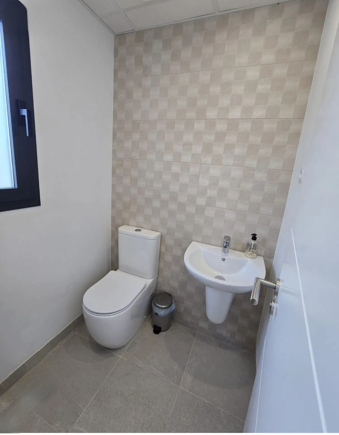 Pareado seminuevo en Alhaurin de la Torre con sótano, piscina y acabados impecables
