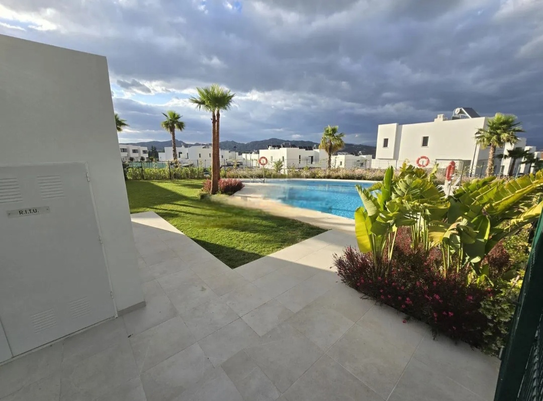 Pareado seminuevo en Alhaurin de la Torre con sótano, piscina y acabados impecables