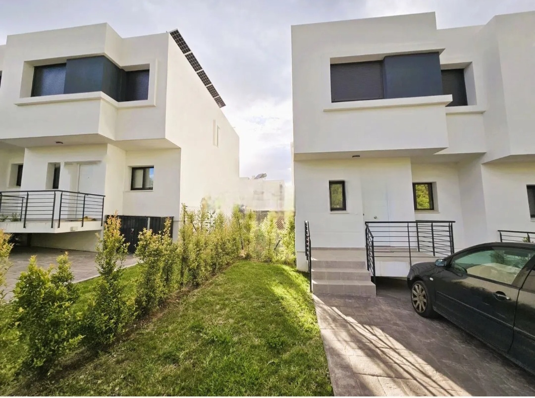 Pareado seminuevo en Alhaurin de la Torre con sótano, piscina y acabados impecables