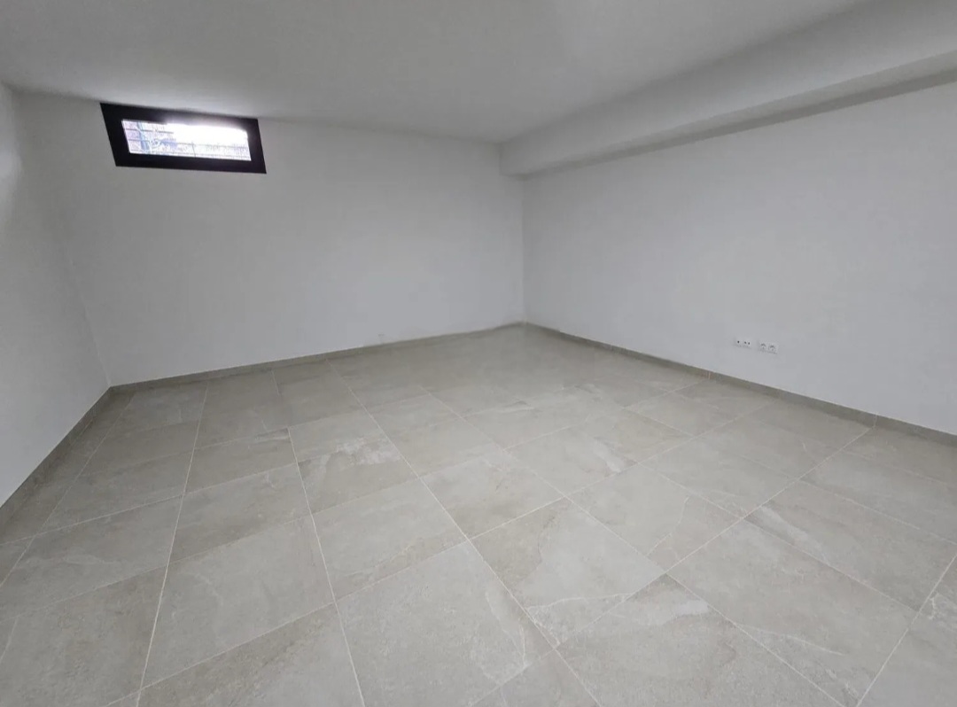 Pareado seminuevo en Alhaurin de la Torre con sótano, piscina y acabados impecables