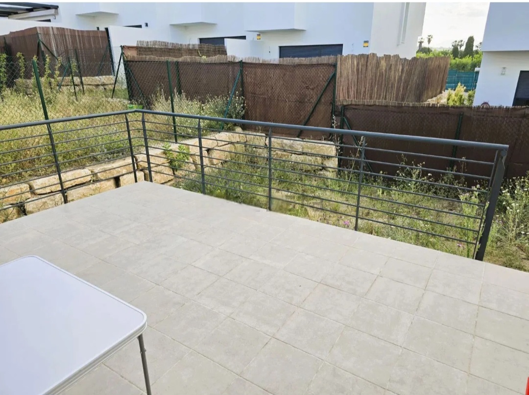 Pareado seminuevo en Alhaurin de la Torre con sótano, piscina y acabados impecables