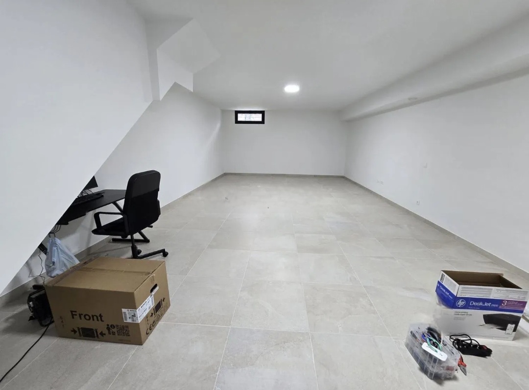 Pareado seminuevo en Alhaurin de la Torre con sótano, piscina y acabados impecables