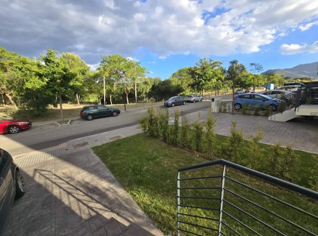 Pareado seminuevo en Alhaurin de la Torre con sótano, piscina y acabados impecables