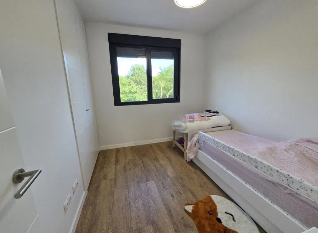 Pareado seminuevo en Alhaurin de la Torre con sótano, piscina y acabados impecables