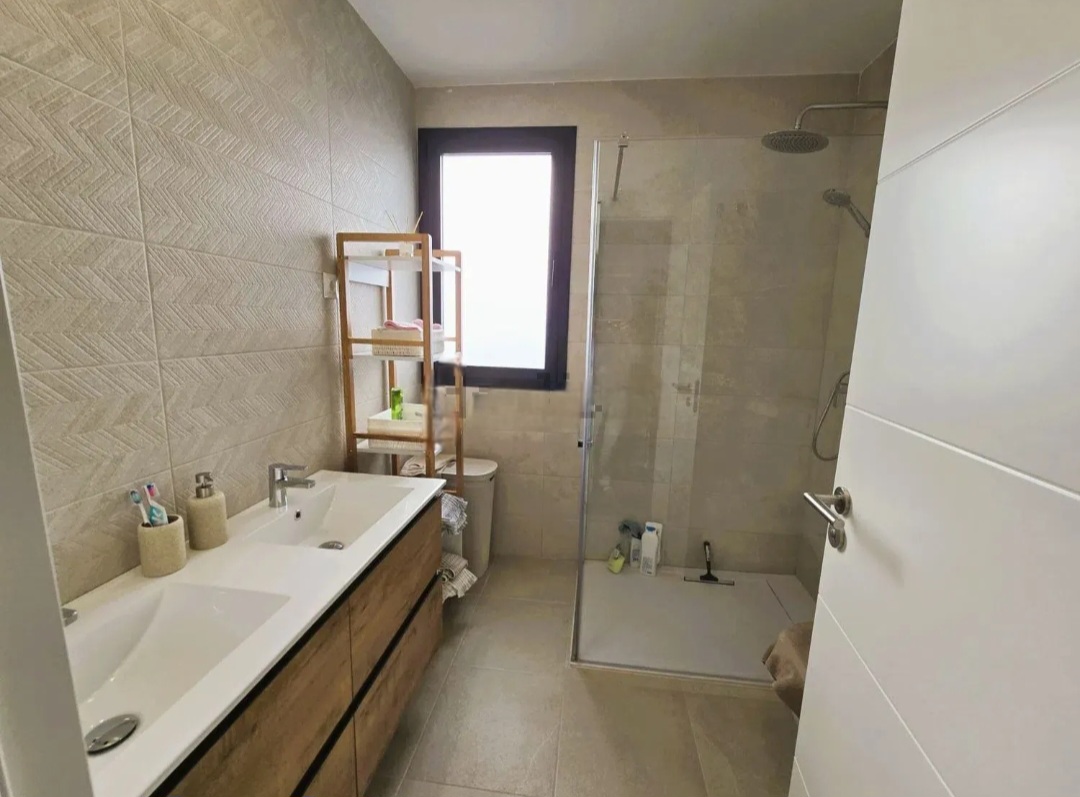 Pareado seminuevo en Alhaurin de la Torre con sótano, piscina y acabados impecables