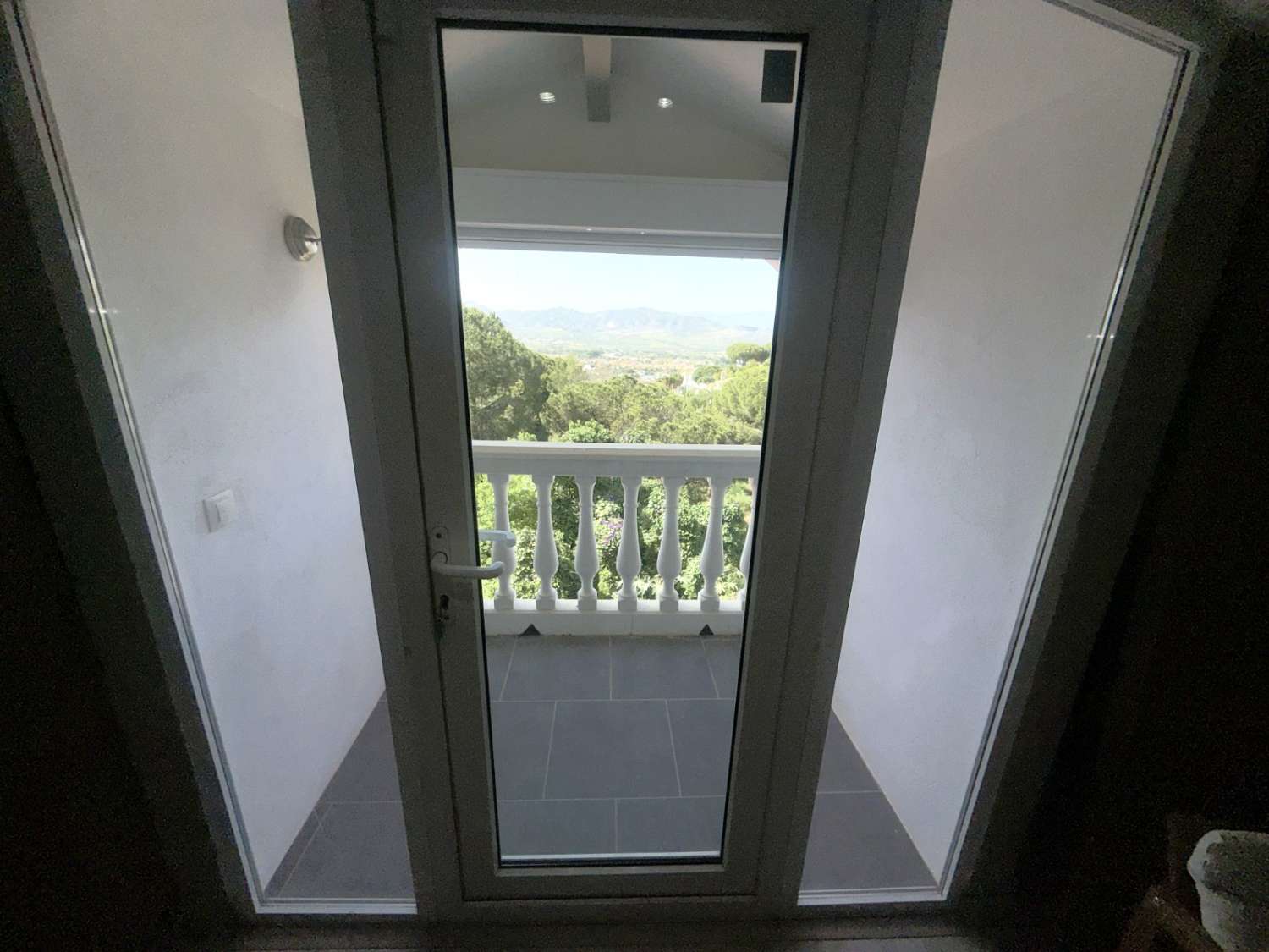 EXCLUSIVA VILLA CON IMPRESIONANTES VISTAS A LA BAHÍA DE MÁLAGA EN PINOS DE ALHAURÍN