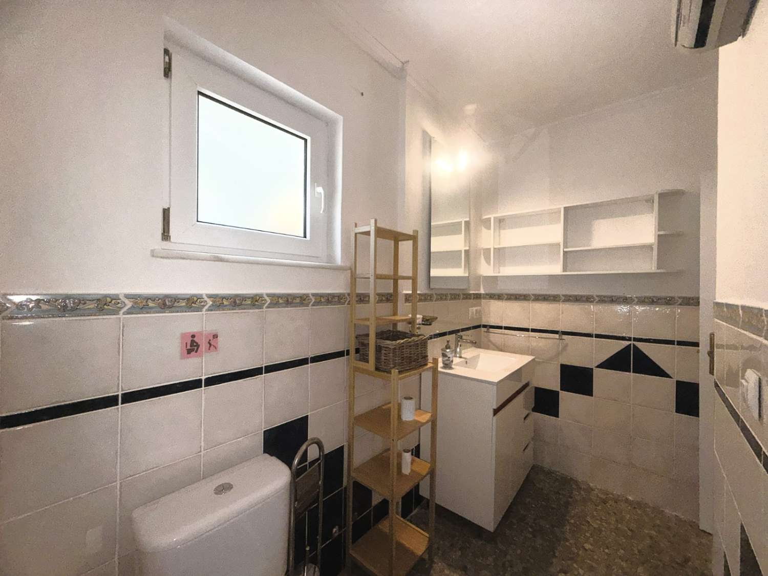 EXCLUSIVA VILLA CON IMPRESIONANTES VISTAS A LA BAHÍA DE MÁLAGA EN PINOS DE ALHAURÍN