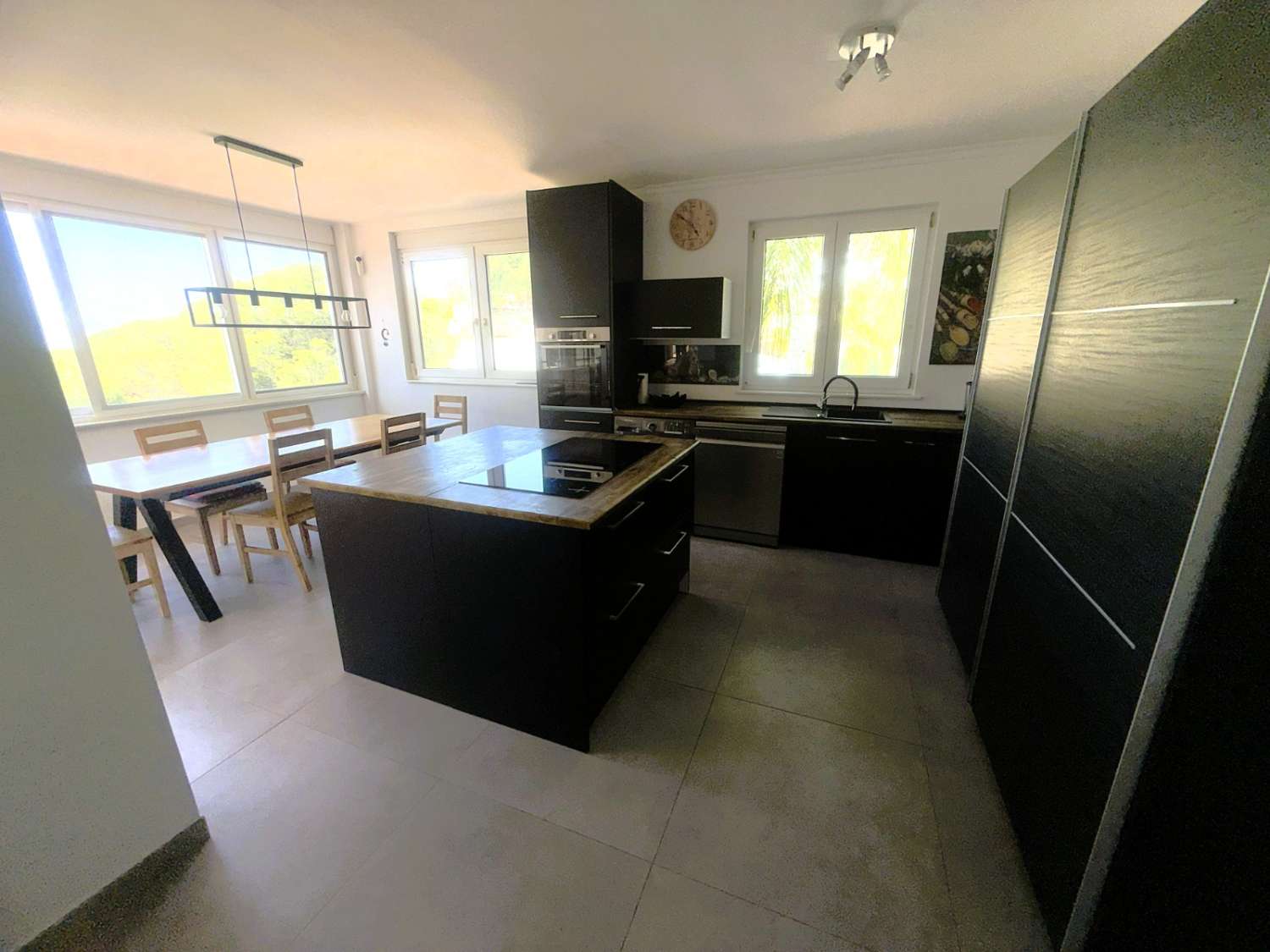 EXCLUSIVA VILLA CON IMPRESIONANTES VISTAS A LA BAHÍA DE MÁLAGA EN PINOS DE ALHAURÍN