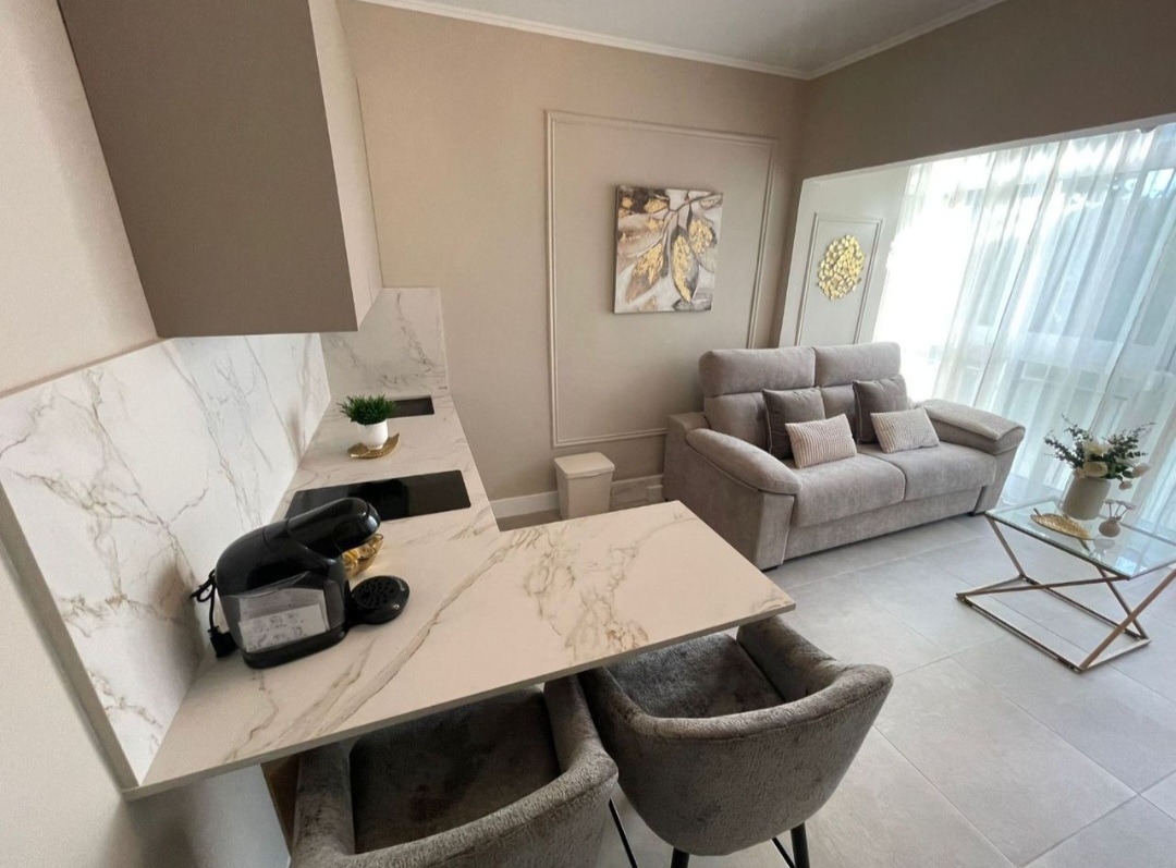 FANTÁSTICO APARTAMENTO REFORMADO EN BENALMÁDENA COSTA A SOLO 450 METROS DE LA PLAYA Y PUERTO MARINA