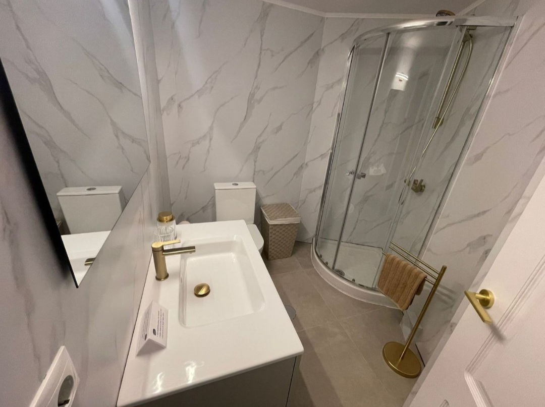FANTÁSTICO APARTAMENTO REFORMADO EN BENALMÁDENA COSTA A SOLO 450 METROS DE LA PLAYA Y PUERTO MARINA