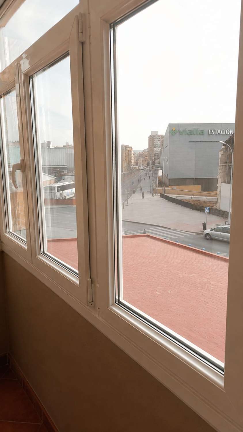 Piso reformado de 2 dormitorios frente a Vialia, con ascensor, despacho y una sorprendente tranquilidad en pleno centro de Málaga