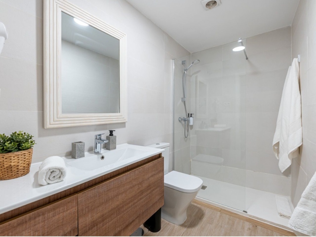 Vivienda reformada con licencia turística a 300 m de La Carihuela