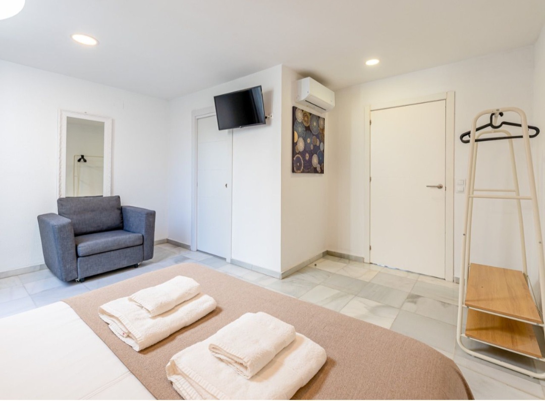 Vivienda reformada con licencia turística a 300 m de La Carihuela