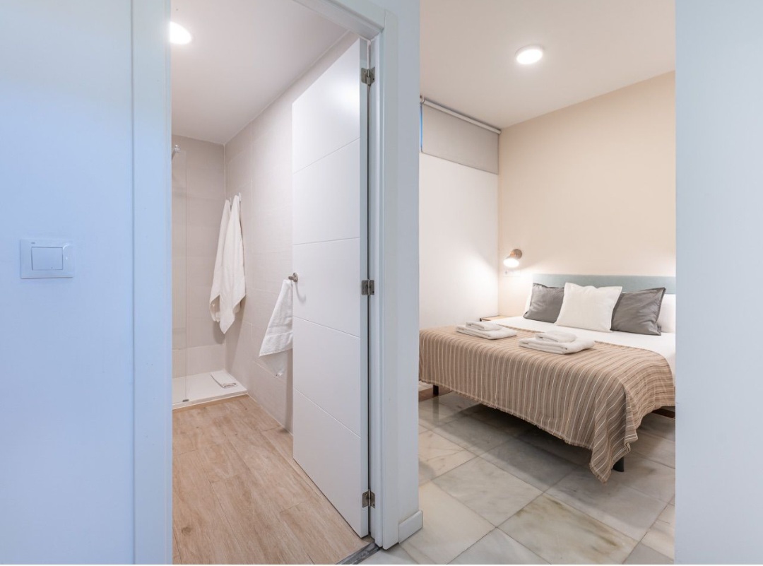 Vivienda reformada con licencia turística a 300 m de La Carihuela