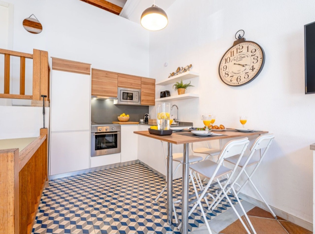 Vivienda reformada con licencia turística a 300 m de La Carihuela