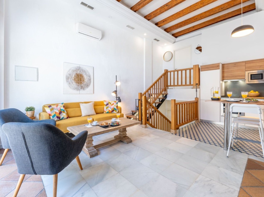 Vivienda reformada con licencia turística a 300 m de La Carihuela
