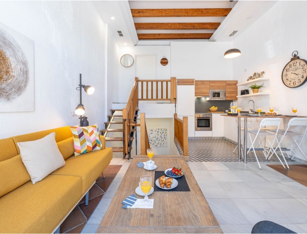 Vivienda reformada con licencia turística a 300 m de La Carihuela