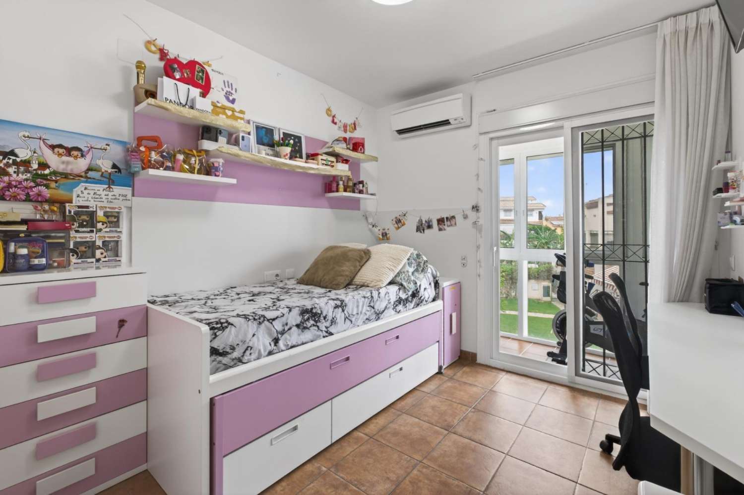 Adosado listo para entrar a vivir con piscina, terraza y garaje para dos vehículos