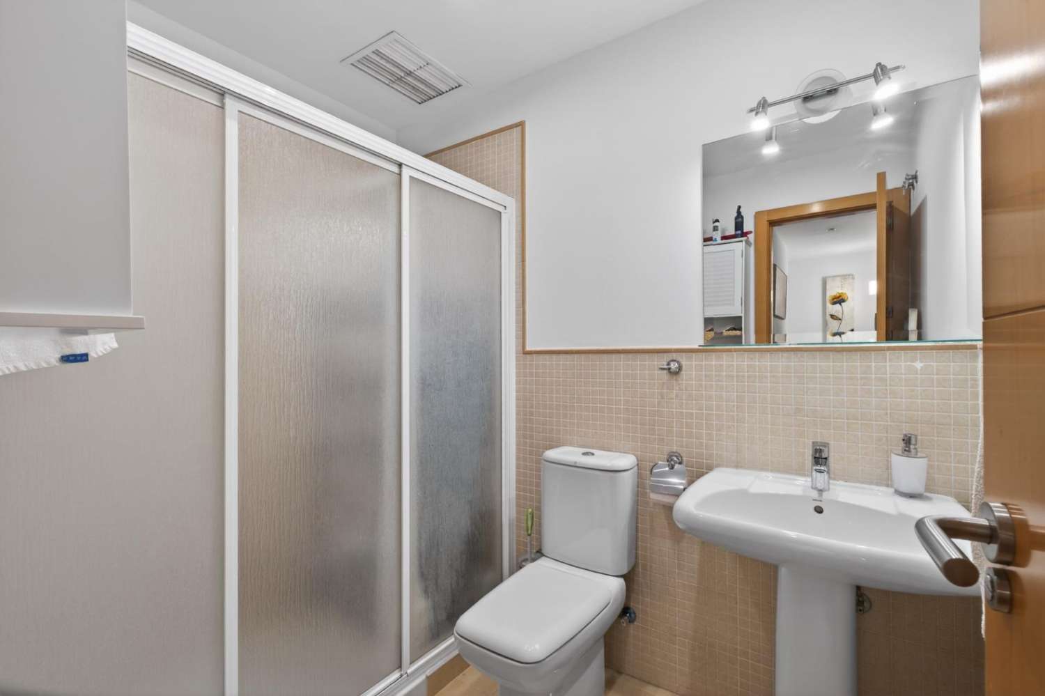 Adosado listo para entrar a vivir con piscina, terraza y garaje para dos vehículos