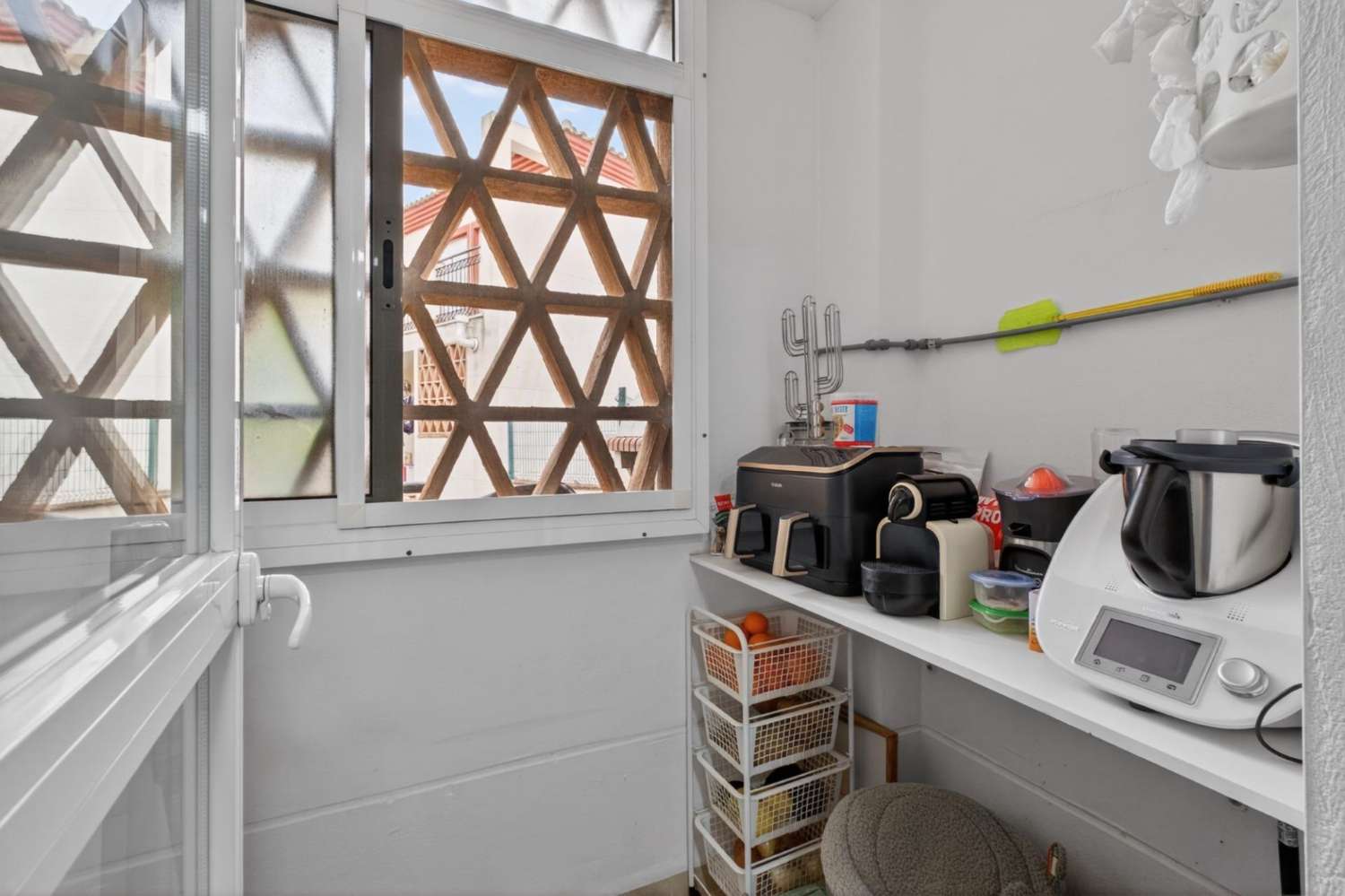 Adosado listo para entrar a vivir con piscina, terraza y garaje para dos vehículos