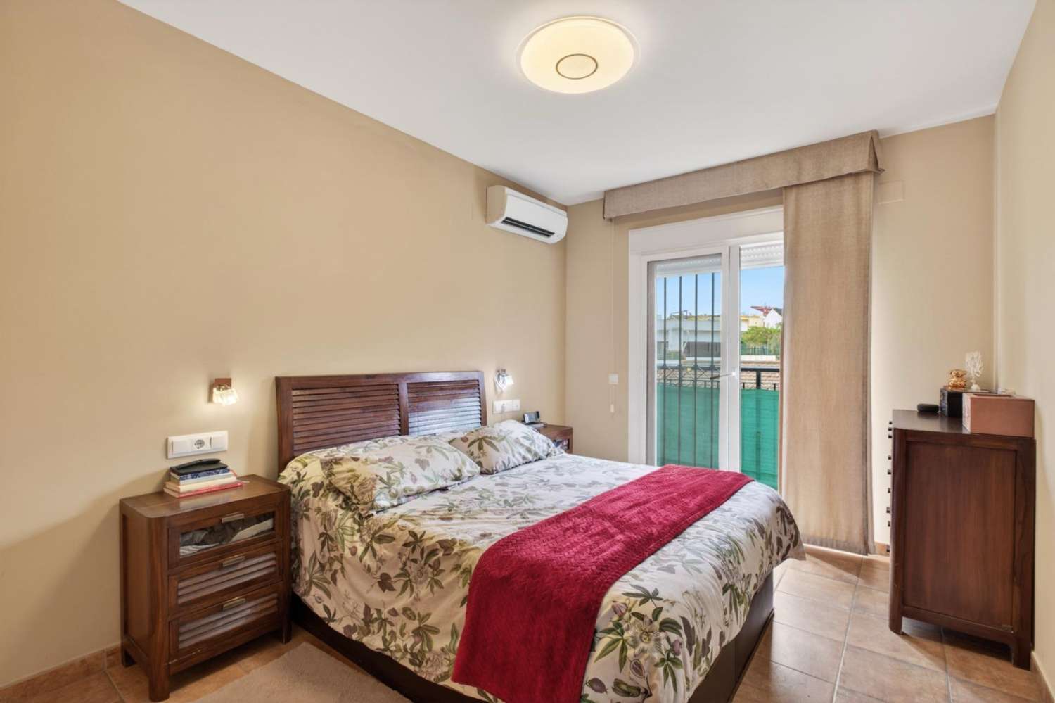 Adosado listo para entrar a vivir con piscina, terraza y garaje para dos vehículos