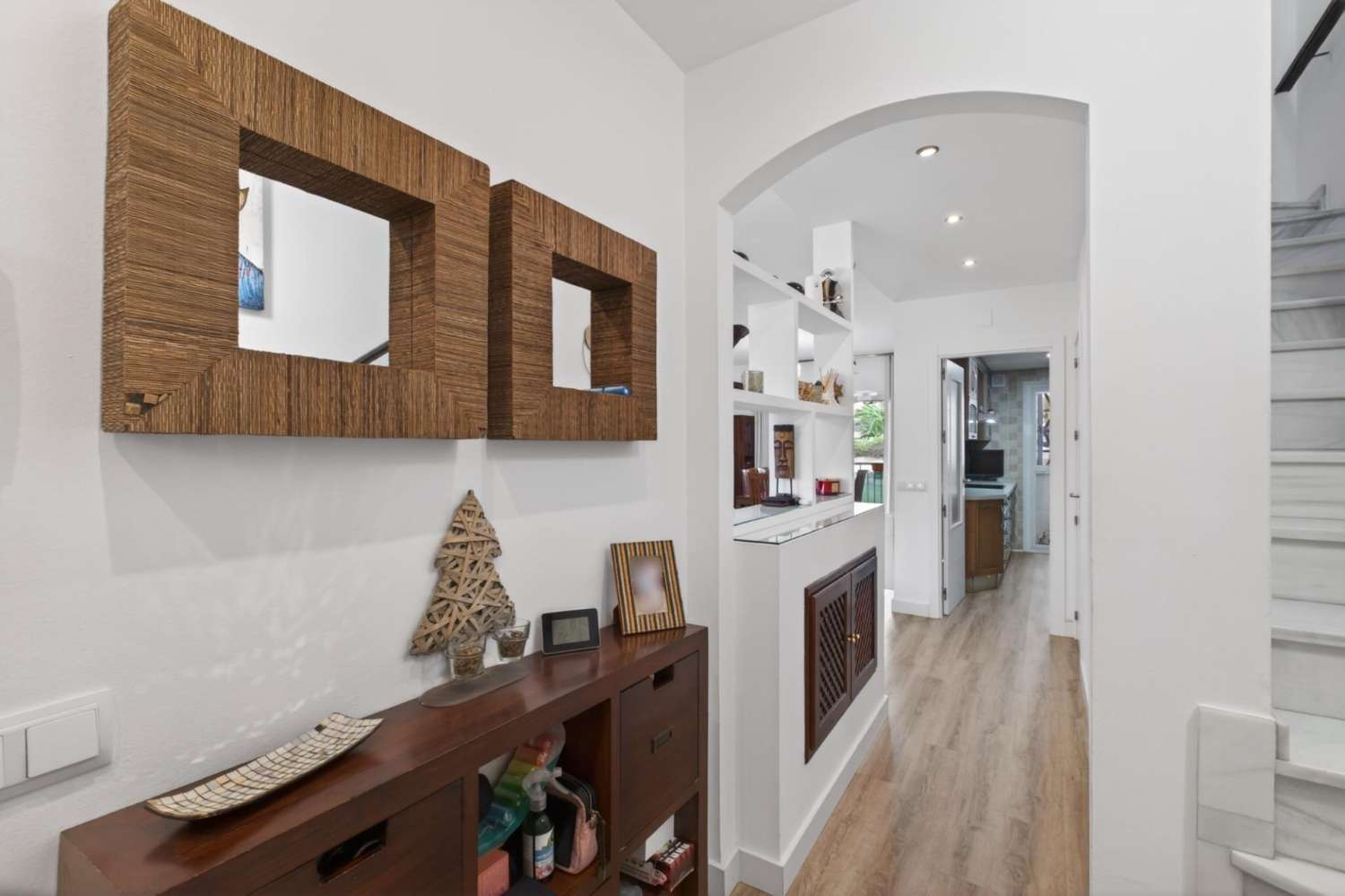 Adosado listo para entrar a vivir con piscina, terraza y garaje para dos vehículos