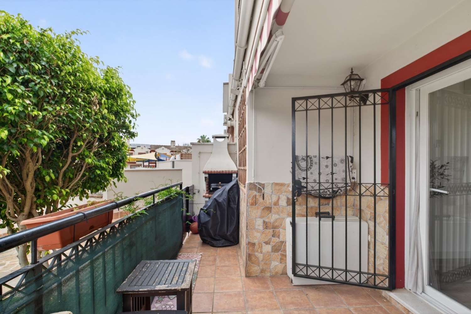 Adosado listo para entrar a vivir con piscina, terraza y garaje para dos vehículos