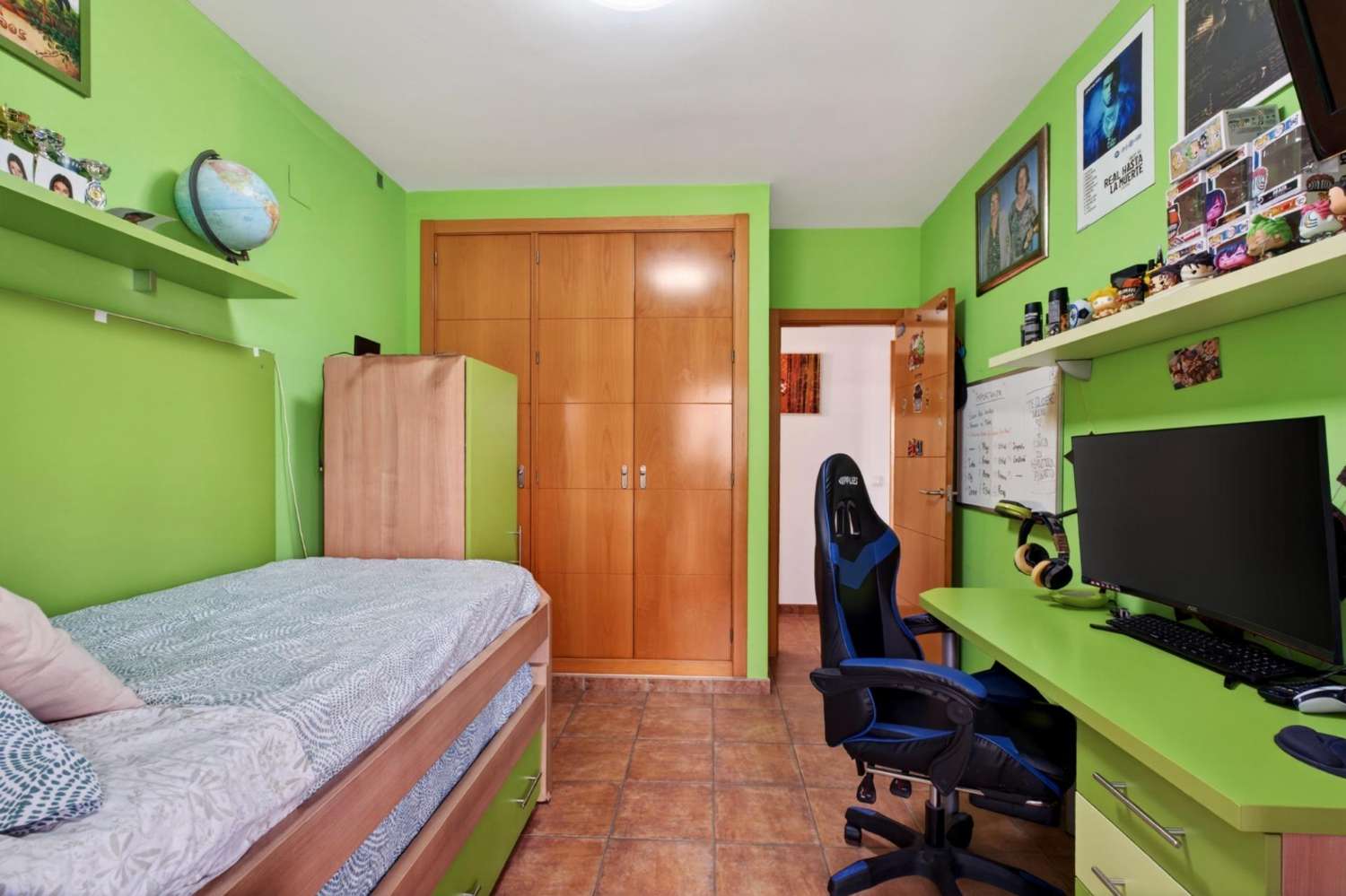 Adosado listo para entrar a vivir con piscina, terraza y garaje para dos vehículos