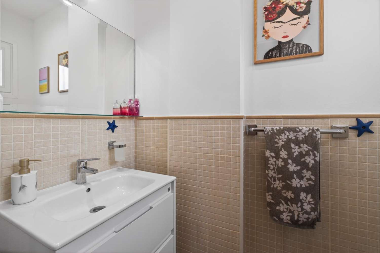 Adosado listo para entrar a vivir con piscina, terraza y garaje para dos vehículos