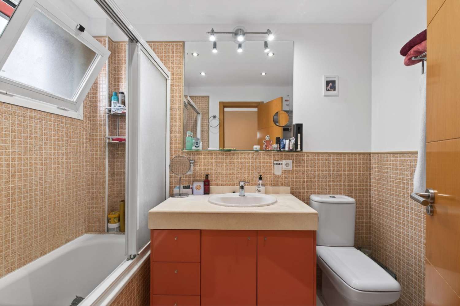 Adosado listo para entrar a vivir con piscina, terraza y garaje para dos vehículos