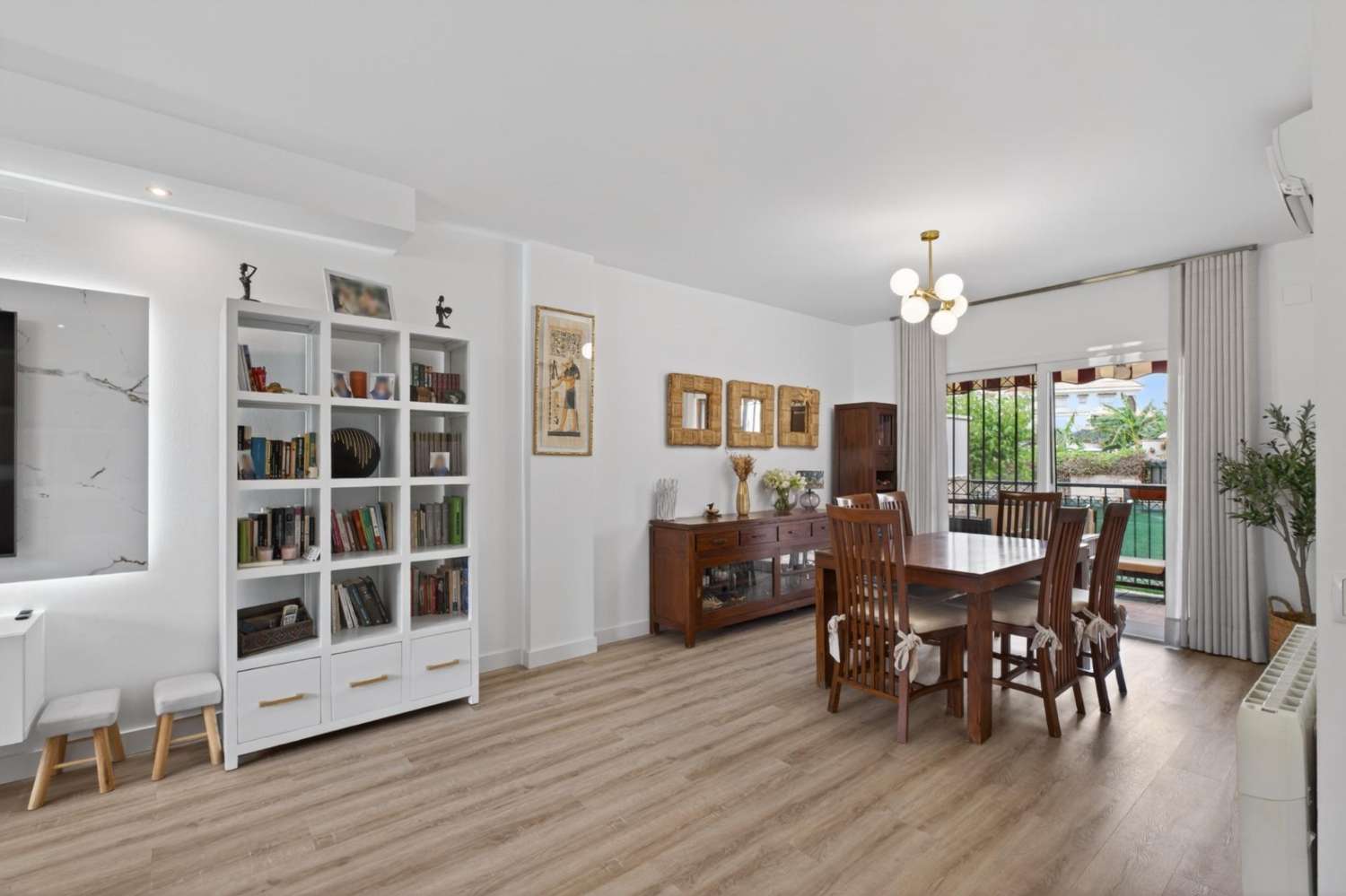 Adosado listo para entrar a vivir con piscina, terraza y garaje para dos vehículos