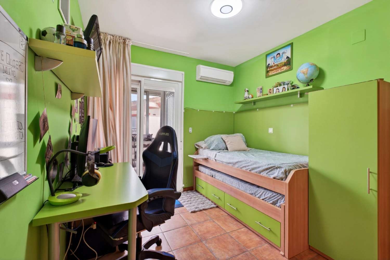 Adosado listo para entrar a vivir con piscina, terraza y garaje para dos vehículos