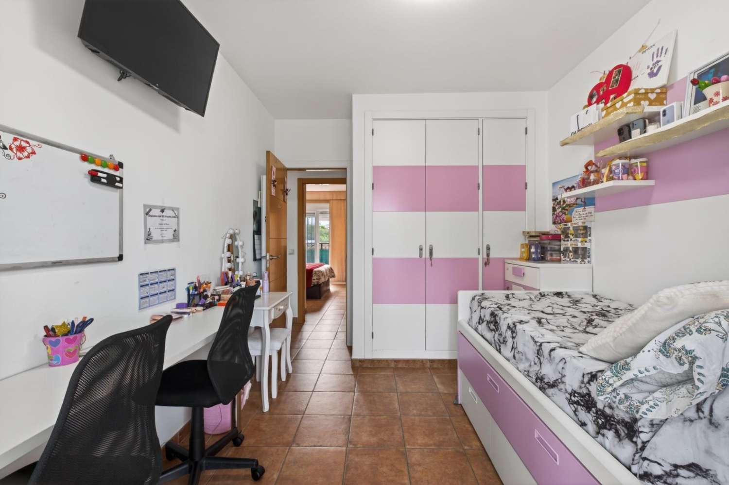 Adosado listo para entrar a vivir con piscina, terraza y garaje para dos vehículos