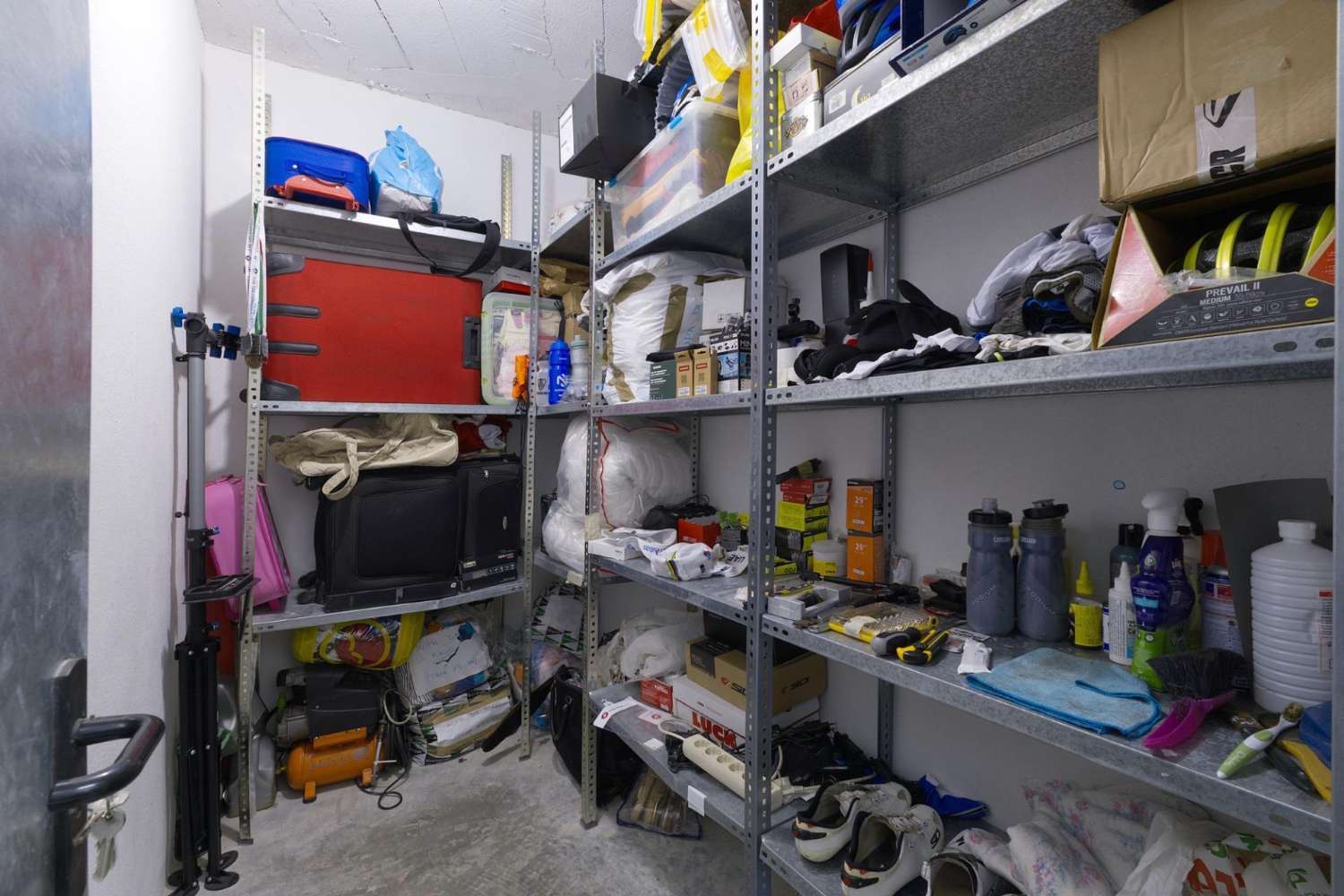 Adosado listo para entrar a vivir con piscina, terraza y garaje para dos vehículos