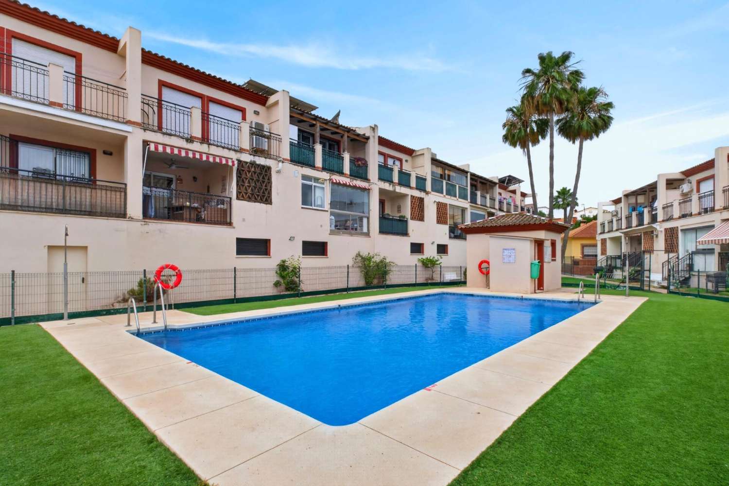 Adosado listo para entrar a vivir con piscina, terraza y garaje para dos vehículos