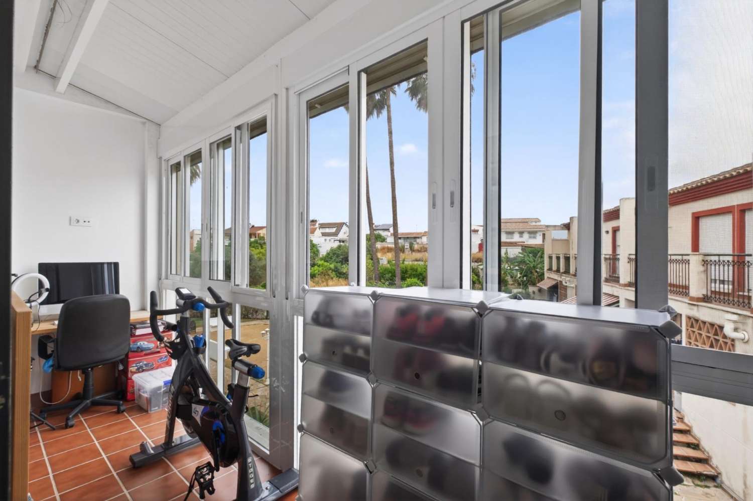 Adosado listo para entrar a vivir con piscina, terraza y garaje para dos vehículos