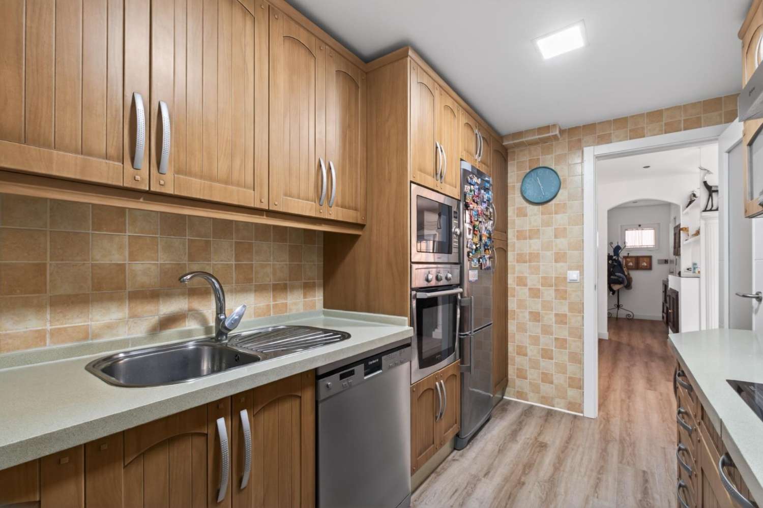 Adosado listo para entrar a vivir con piscina, terraza y garaje para dos vehículos