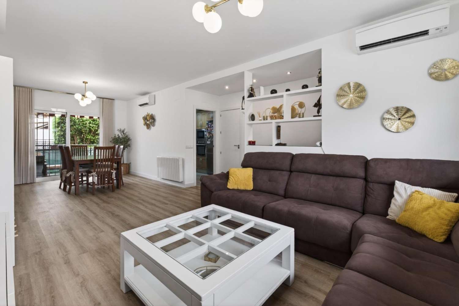 Adosado listo para entrar a vivir con piscina, terraza y garaje para dos vehículos