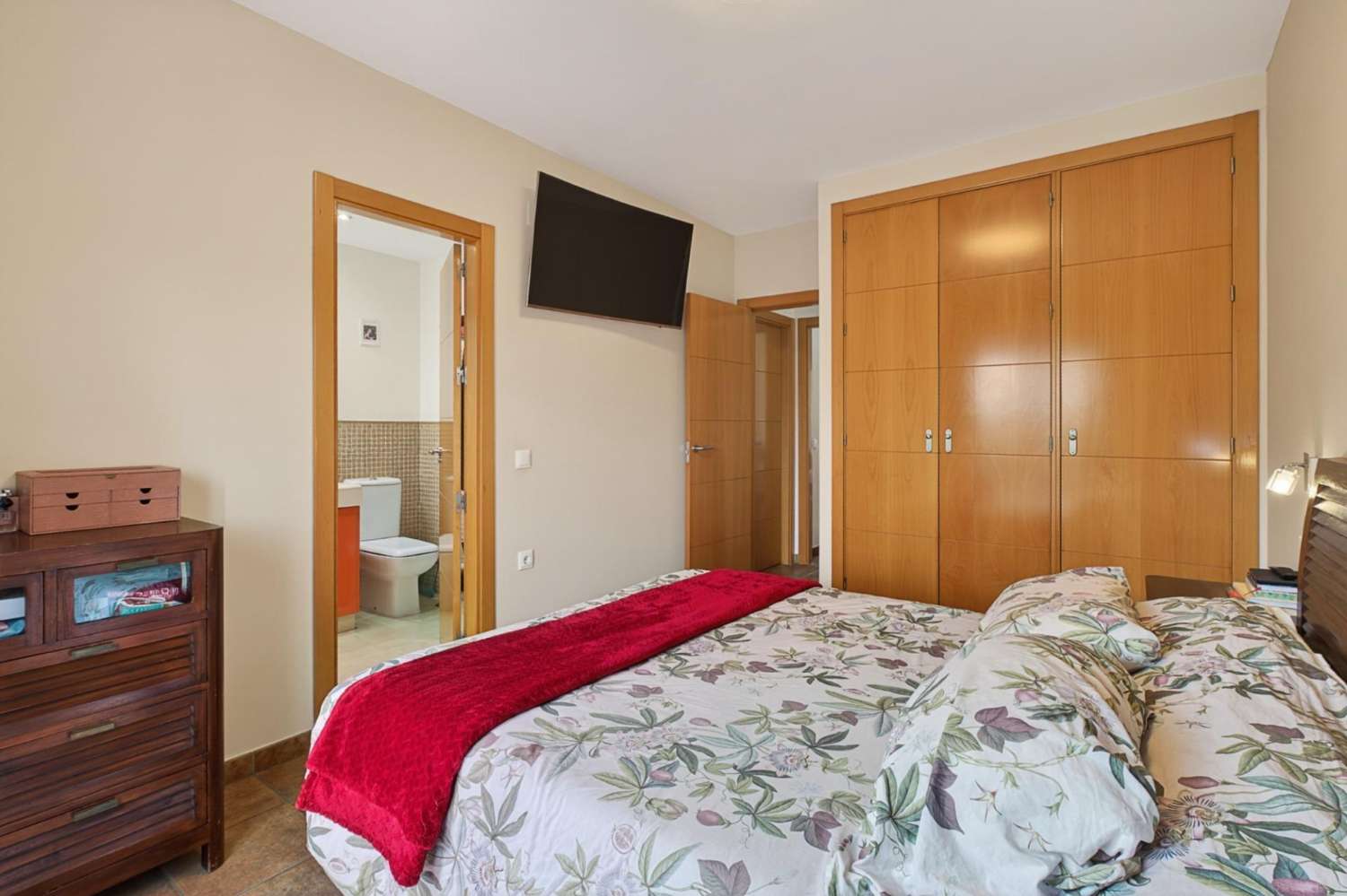 Adosado listo para entrar a vivir con piscina, terraza y garaje para dos vehículos