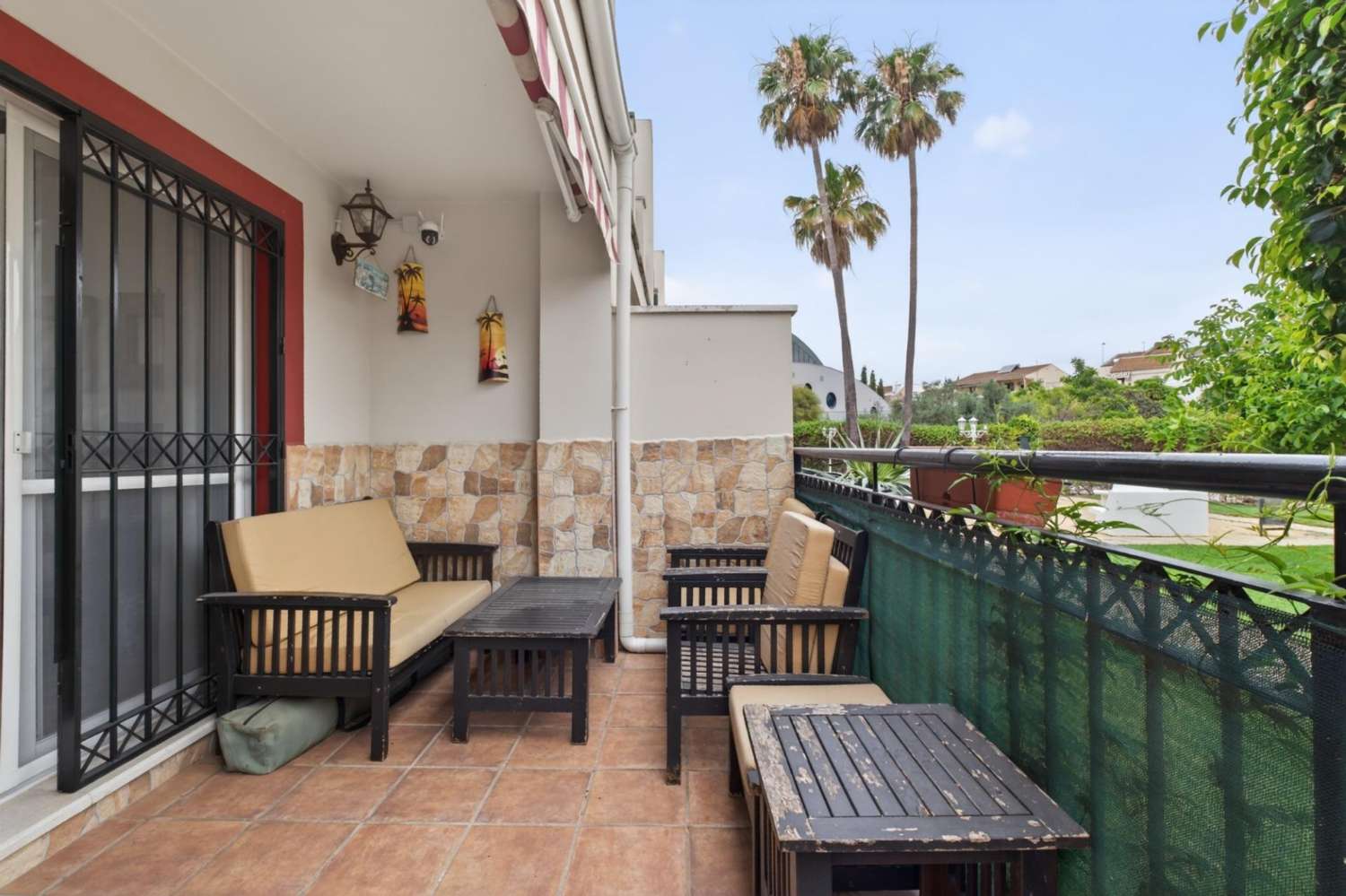 Adosado listo para entrar a vivir con piscina, terraza y garaje para dos vehículos
