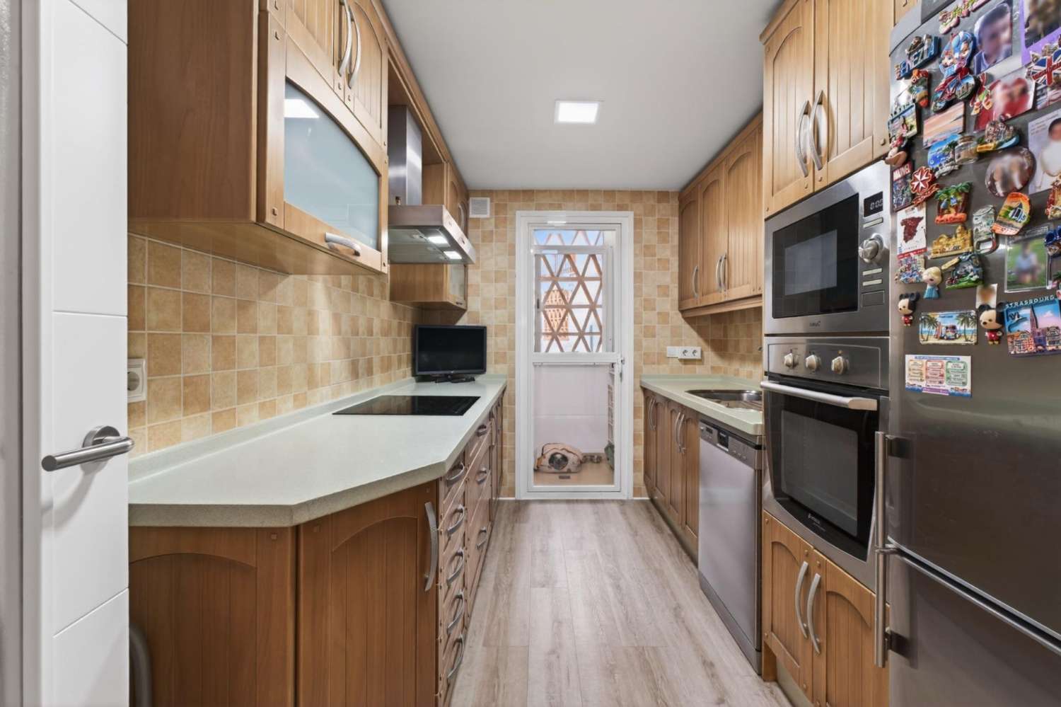 Adosado listo para entrar a vivir con piscina, terraza y garaje para dos vehículos