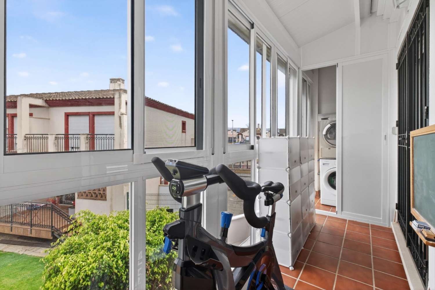 Adosado listo para entrar a vivir con piscina, terraza y garaje para dos vehículos