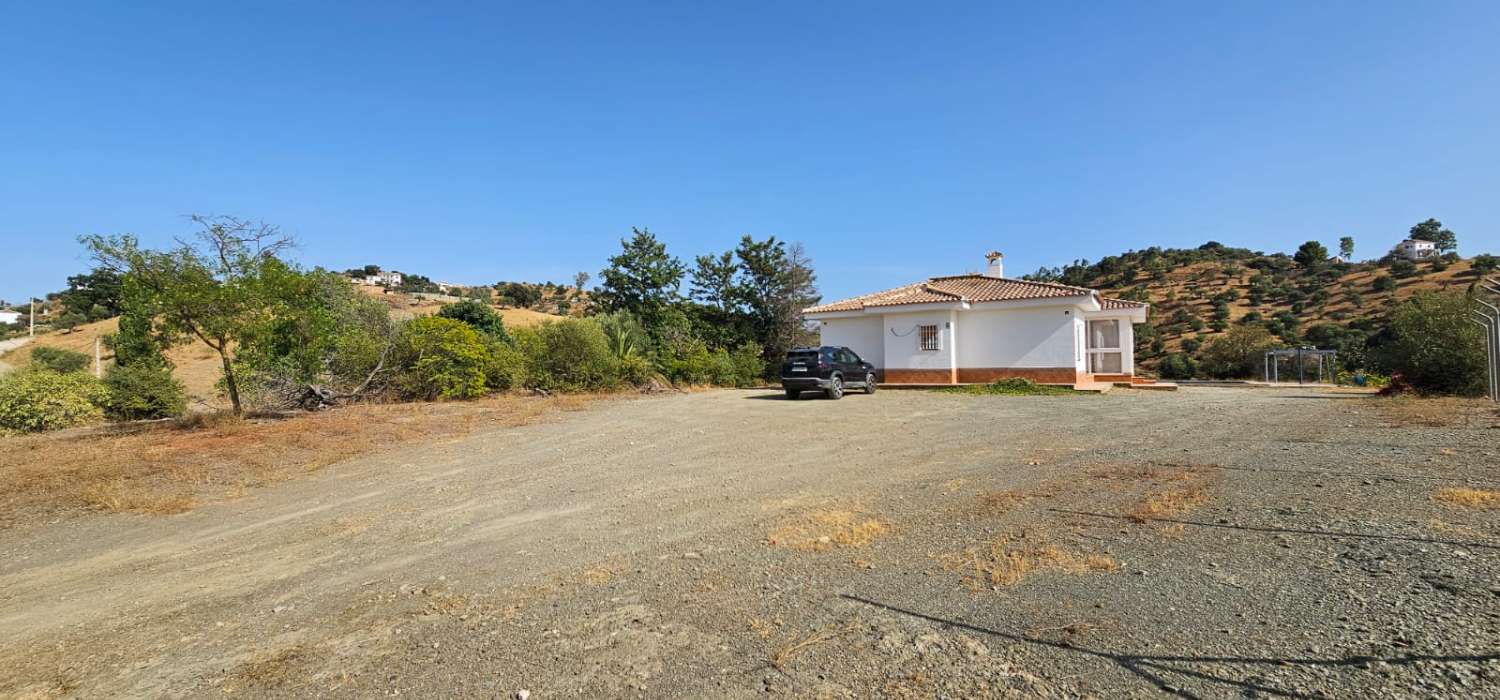 Espectacular finca en Gibralgalia (Cártama) con 10.000 m² de parcela urbana, piscina y establo